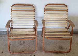 lot 809 image: Pair of Folding Lawn Chairs  20 in. seat