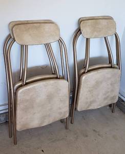 lot 812 image: 4 Vintage Cosco Folding Chairs  16 in. seat