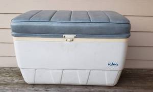 lot 816 image: Igloo Vinyl Padded Seat Top Cooler  25 x 14 x 16 in. tall
