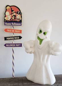 lot 818 image: Ghost Blow Mold (works) and Halloween Yard Sign