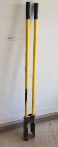 lot 825 image: Fiberglass Handle Post Hole Digger