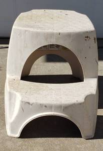 lot 837 image: Plastic 2 step stool