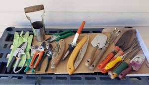 lot 846 image: Gardening Hand tools & gloves
