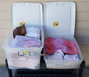 lot 850 image: 2 Tubs with TowelsRags