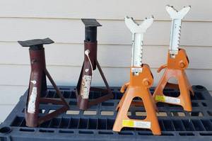 lot 853 image: 2 Sets of adjustable jack stands