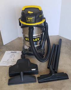 lot 861 image: Stanley 4,5HP 5-Gallon wdtdry vacuum, with accessories