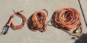 lot 867 image: 2 Heavy Duty Extension cords & shop light