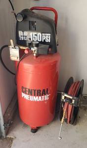 lot 868 image: Central Pneumatic 1.8 HP, 26 Gal, 150 PSI Oilless Air Compressor with hose & retractor wheel.