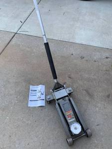 lot 897 image: Pittsburg Heavy Duty 3 Ton Floor Jack