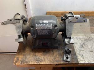 lot 900 image: Panther King LF-137 Bench Grinder