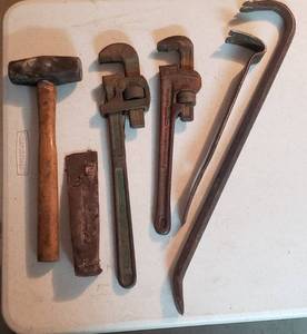 lot 908 image: Pipe Wrenches, Crow bars, Sledge hammer, WedgeSplitter