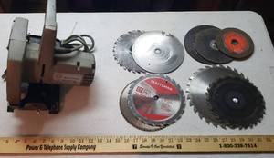 lot 923 image: Black & Decker 7 12 in Circular Saw & various blades