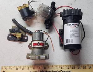 lot 927 image: Delavan Power Flo pump, Pump parts & extras