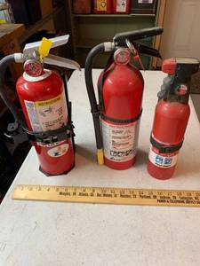 lot 939 image: 3 Fire extinguishers