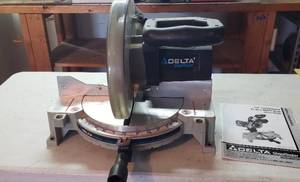 lot 945 image: Delta Shop Master 10in CompoundMiter Saw
