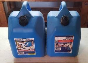 lot 946 image: 2 - 5 Gallon Kerosene Containers