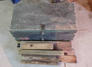 lot 950 image: Vintage Wood Foot locker - 32x16x13, with various project wood.