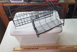 lot 952 image: Storage Tote & 2 wire baskets