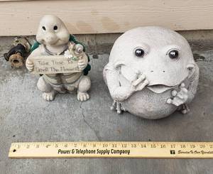 lot 1016 image: 2 Resin Statues Turtle & Frog
