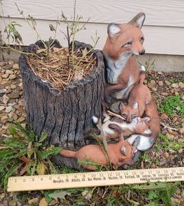 lot 1021 image: Concrete Fox Planter