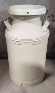 lot 609 image: Vintage Milk can with lid - has been painted, 12x24