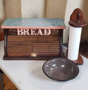 lot 613 image: Vintage painted bread box, Paper towel holder, Enamelware bowl