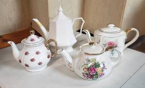lot 618 image: 4 Vintage China teapots - 1 has chip on rim, one with warmer missing cord