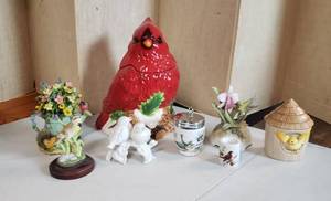 lot 627 image: Ceramic & China Bird Decor, Music box, Cookie Jar - bring boxes