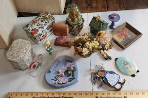 lot 629 image: Floral & painted wood Figurines & Garden decor