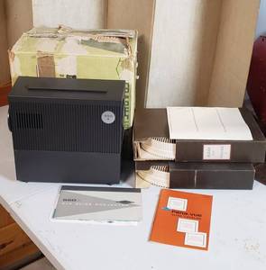 lot 630 image: Vintage Sawyers 550A Slide Projector with trays - 1965, in original box wmanuals
