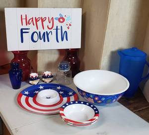 lot 631 image: Fourth of July Decor & serveware