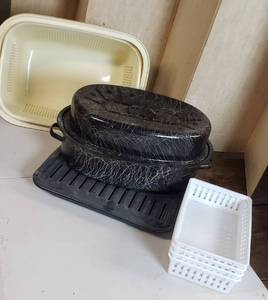 lot 632 image: Enamelware Roaster & Broiler pan, Storage baskets