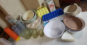 lot 633 image: Drink Ware, ice trays, Grater, Vintage Cooking accessories