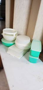 lot 634 image: Tupperware food storage containers - bring boxes