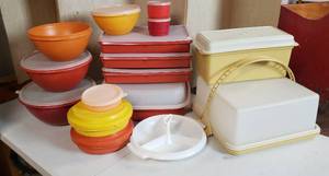 lot 635 image: Tupperware food storage containers - bring boxes