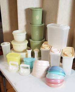 lot 636 image: Tupperware food storage containers - bring boxes