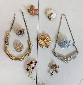 lot 645 image: Vintage Jewelry