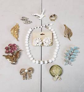 lot 646 image: Vintage Jewelry