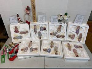 lot 653 image: Heavens Little Angels Porcelain Collection by Bradford Exchange, various ornaments