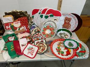 lot 657 image: Holiday Decor - Kitchen Towels, Potholders, Trays, Placemats