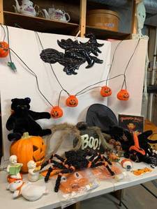 lot 667 image: Halloween Decor - Spiders, Lighted Jack-O-Lanterns, figurines, Rubber Skeleton