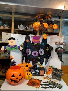 lot 668 image: Halloween Decor - Jack-O-Lanterns, Porcelain figurines, Signs, Flag