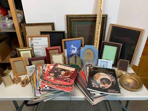 lot 674 image: Painting & Craft Instruction Magazines & variety of frames