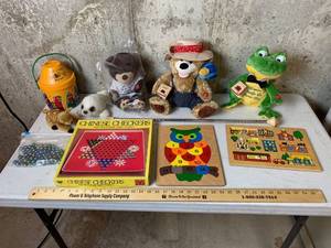 lot 686 image: Childrens Games, puzzles & Plush Toys