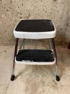 lot 689 image: Vintage Stylaire Metal Step stool 17inT