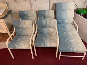 lot 691 image: Patio furniture set - 4 Chairs & 1 Chaise lounge