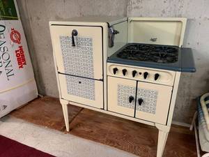 lot 692 image: Antique Magic Chef EnamelMetal Stove - 41x20x43 - VERY HEAVY, in basement - bring help to moveload