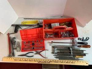 lot 723 image: Assorted hand tools & tool caddy