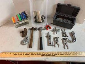 lot 730 image: Clamps, pipe threader, Hex Hey Set, Hammers, Sanding disks