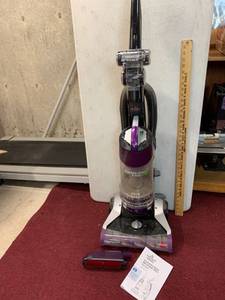 lot 738 image: Bissell Cleanview Rewind pet Vacuum